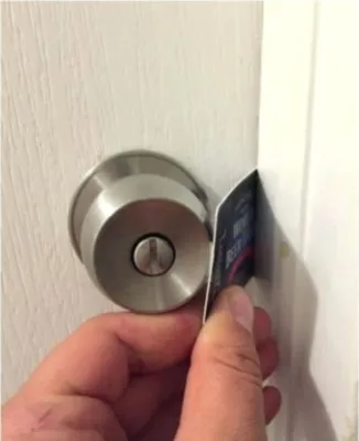 باز کردن درب قفل‌دار با کارت اعتباری