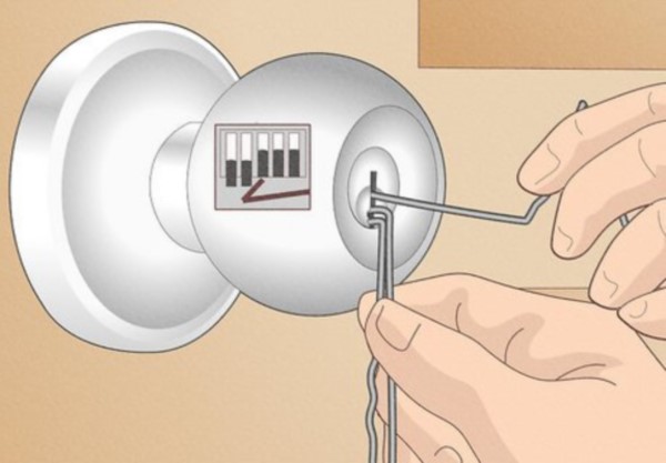 باز کردن در بسته‌شده با سنجاق مو در مواقع جا گذاشتن کلید