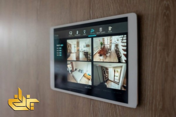 نصب دزدگیر در اماکن توسط تکنسین با انجام سیم‌کشی و تنظیم پنل امنیتی